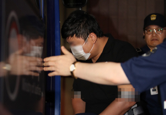 조국 법무부 장관 가족을 둘러싼 사모펀드 투자 의혹의 '몸통'인 조 장관의 5촌 조카인 조모씨가 16일 새벽 서울 서초동 서울중앙지검에서 조사를 받은 뒤 구치소로 향하는 호송차에 타고 있다.(사진=연합뉴스)